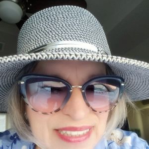 Meet your Posher, Elisa